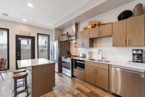 Illume New Modern downtown Views with a Pool